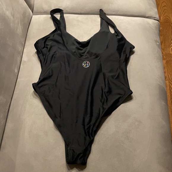 One piece Maui and sons swimwear - Picture 2 of 2